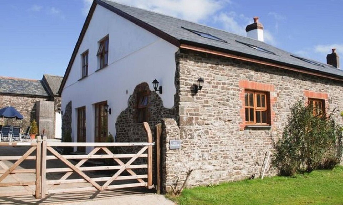 Hartland House | Spacious and Characterful 2 bedroom Detached Barn Conversion close to coast.