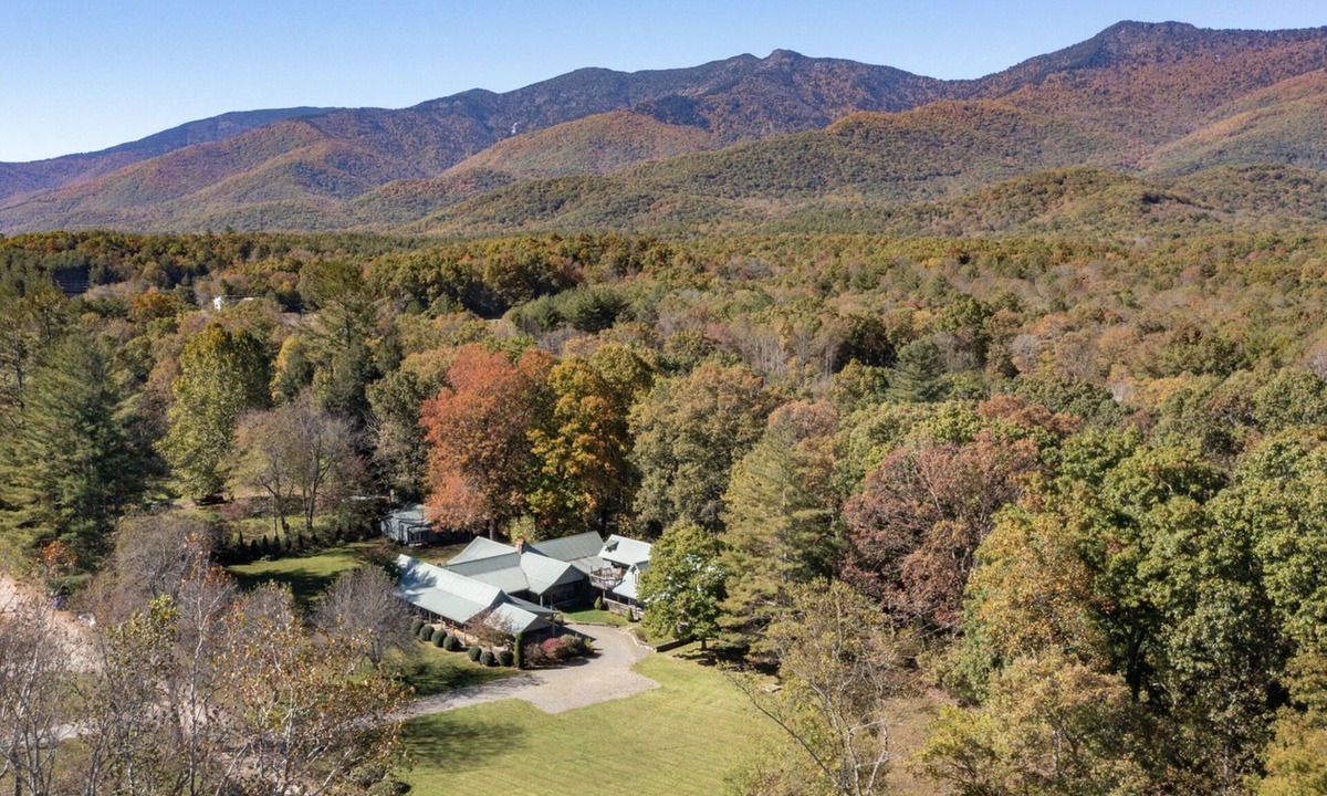 Burnsville Cabin | Spacious, Family Friendly, Luxury Hot Tub, Fireplaces, Theater Room, Pool Table
