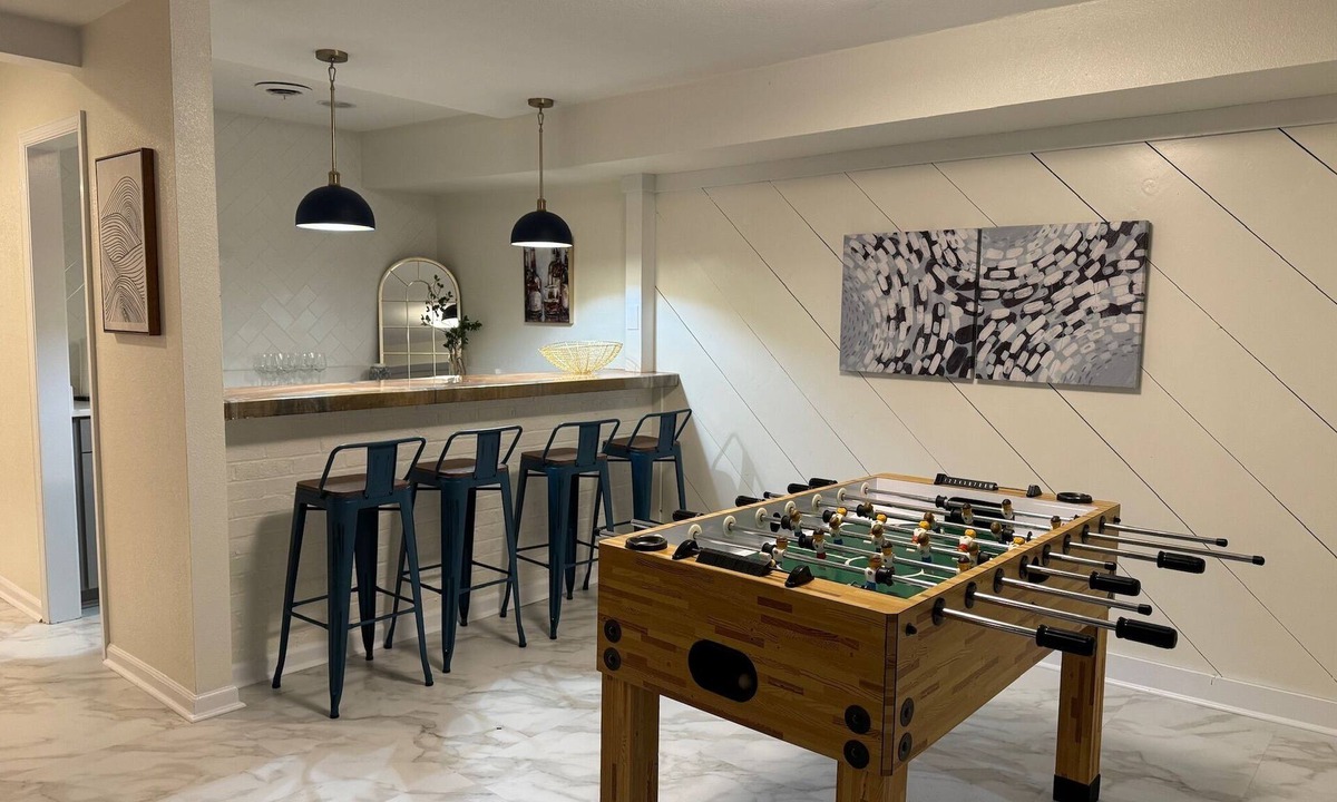 Raleigh House | Spacious Home - Sleeps 8-10! Minutes to North Hills
