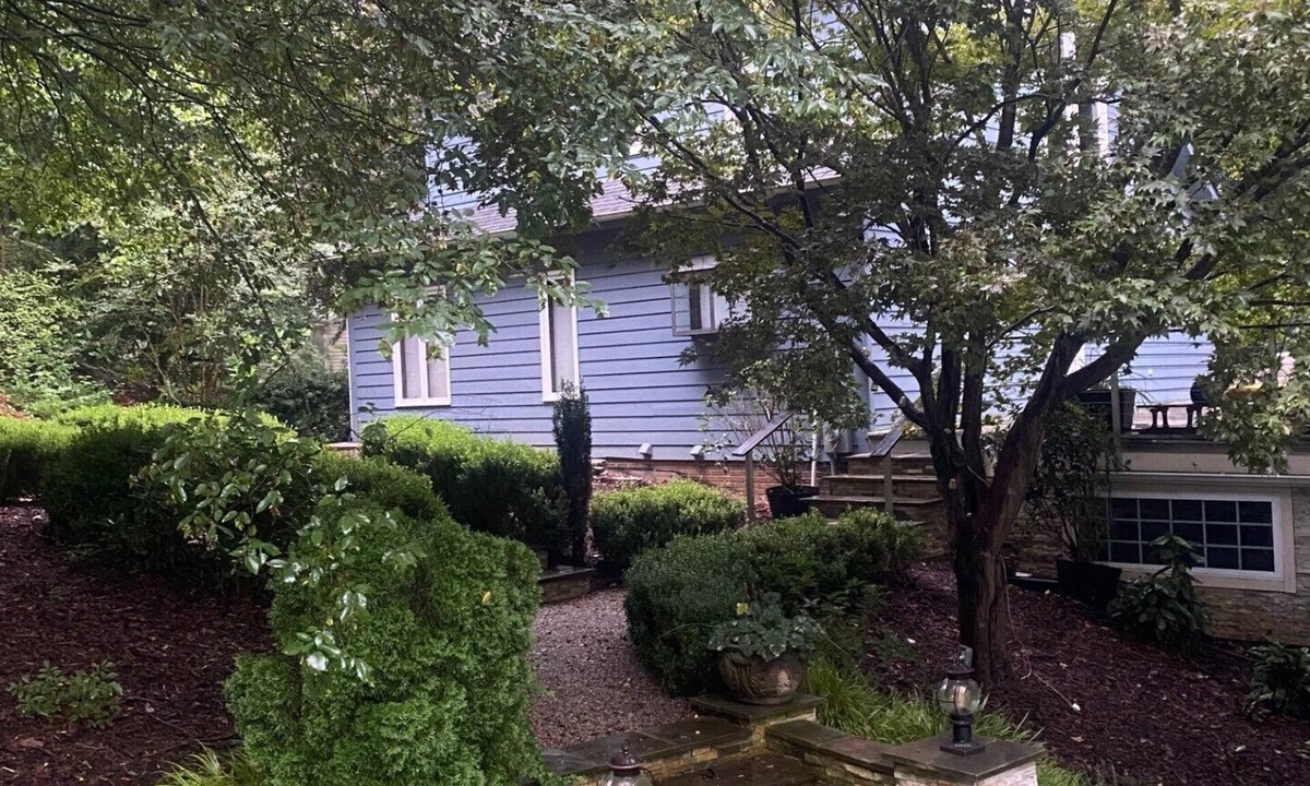 Mount Holly House | Spacious House on the lake 15 min from uptown Charlotte or CLT airport
