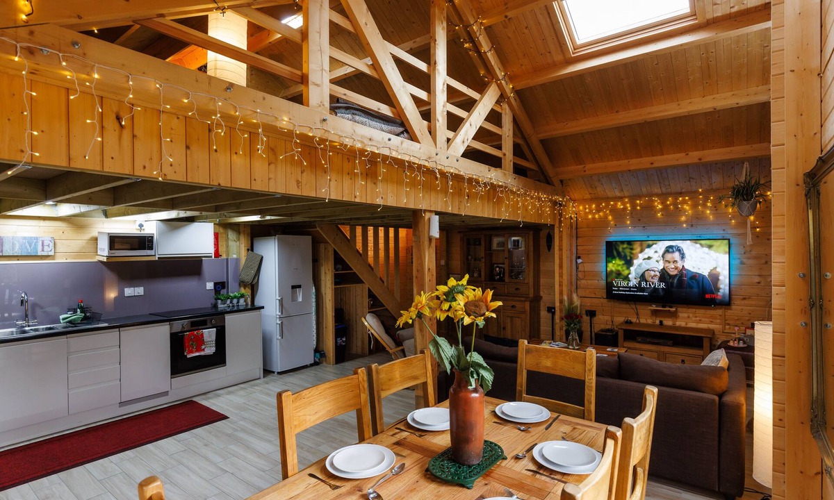 Longstanton Cabin | Spacious Log Cabin with parking near Cambridge