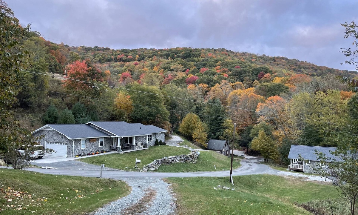 Banner Elk House | SPACIOUS LUXURY LODGE, 5 MIN TO SLOPES 2 FIREPLACES, POOLTABLE sleeps 16