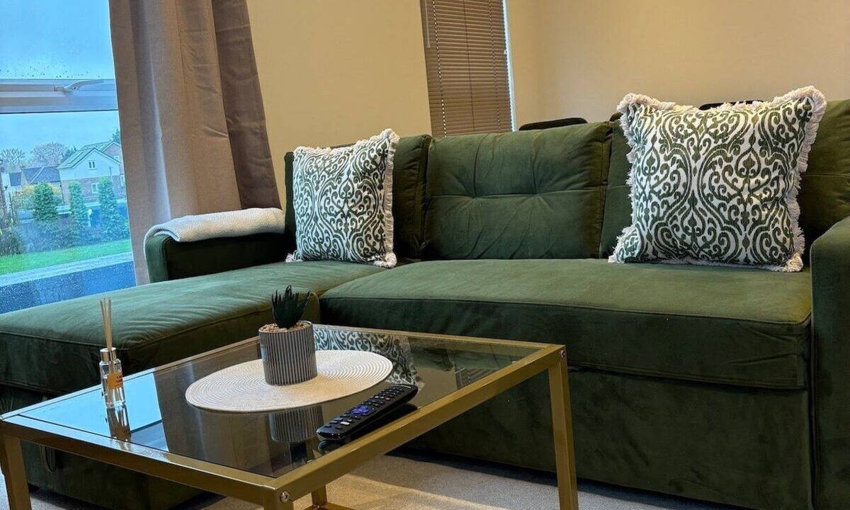 Runnymede Apartment | Spacious Modern Apartment in Addlestone