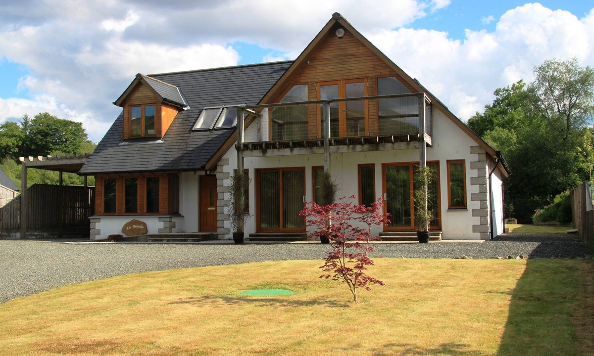 Stronmilchan House | Spacious Modern Family House with Mountain Views.