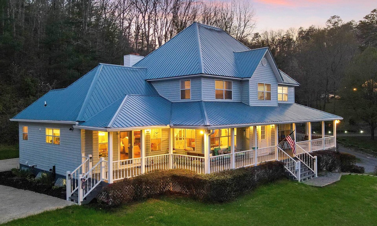 Murphy House | Spacious Murphy Home w/Game Room + Fire Pit!