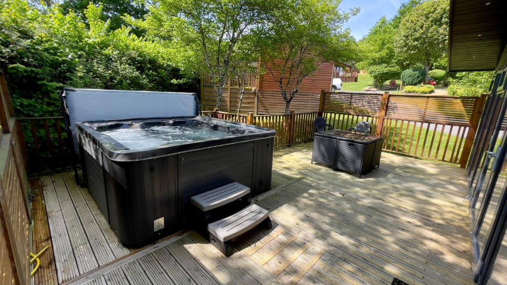 Liverton House | Spacious Oak Cabin with Hot Tub - Devon