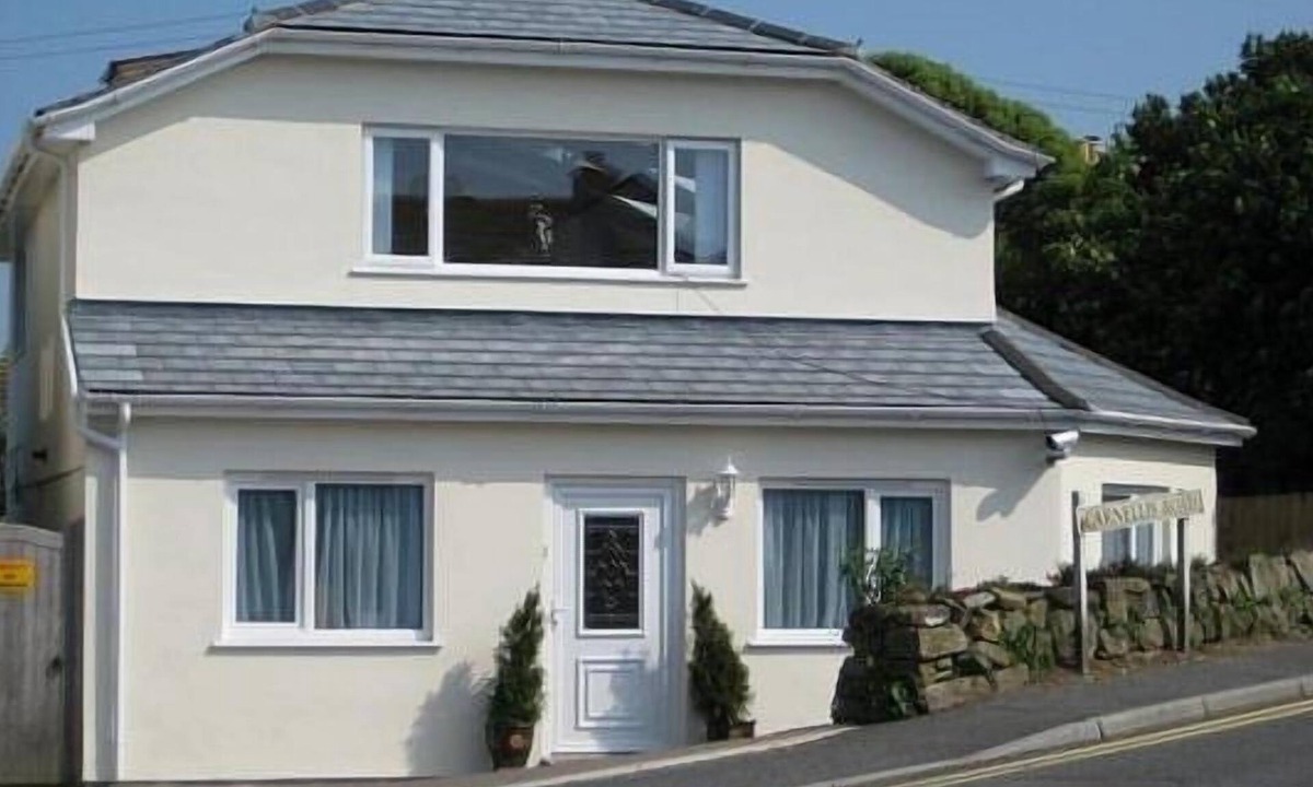 St Ives House | Spacious Open Plan House, 2 Car Spaces, EV charging, Sea Views, Walk To Beaches
