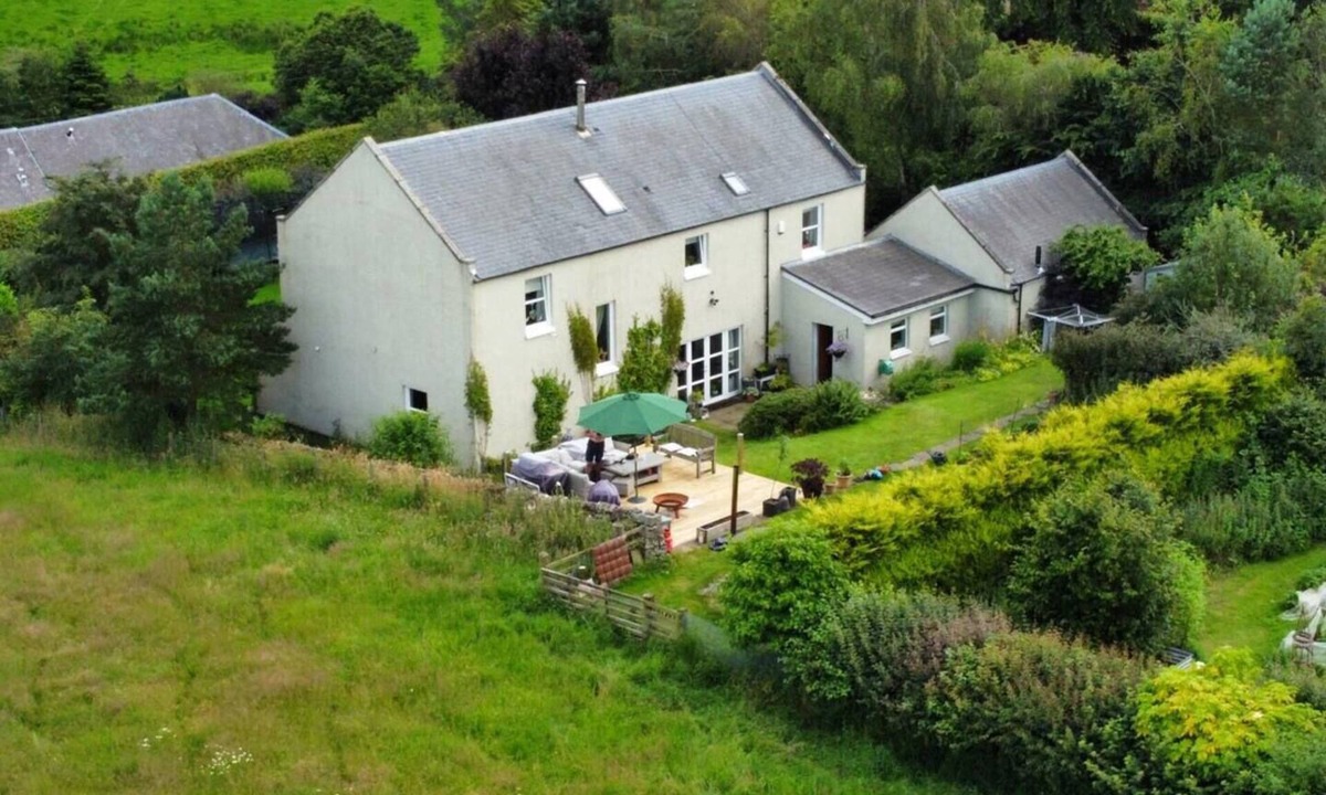 West Linton House | Spacious Scottish Borders House with Hot Tub