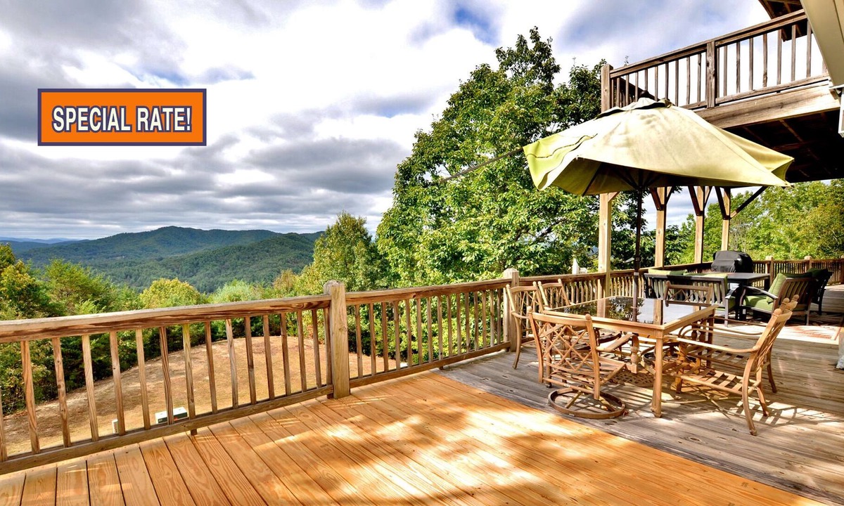 Murphy House | SPACIOUS WITH LONG-RANGE MOUNTAIN VIEWS, AMAZING MASTER SUITE & BATH W/CLAW TUB