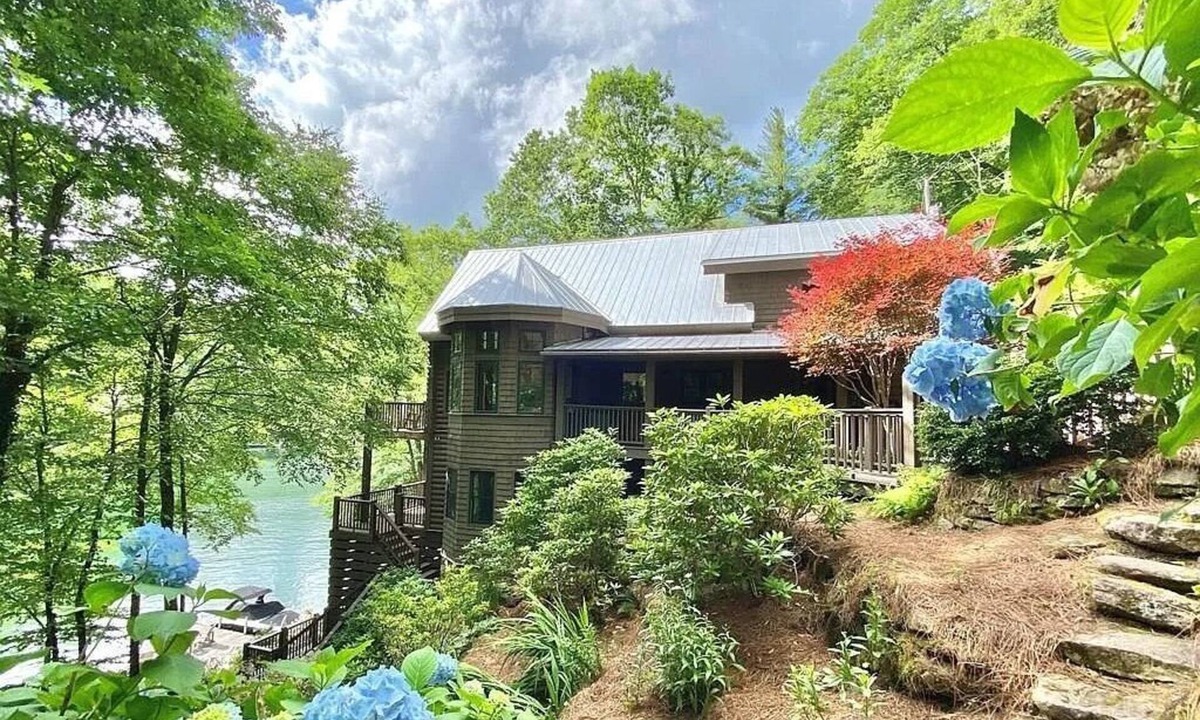 Glenville Cabin | Sparkling Waters Lakefront Retreat | Scenic Lake Glenville & Mountain Views With Hot Tub