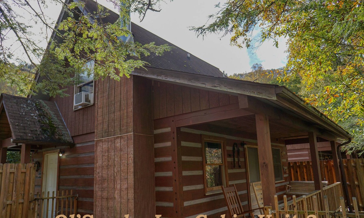 Cherokee Cabin | SPECIAL *Sept. 13th- Oct. 4th 20% off* Ol'Smoky Log Cabin on the River Unit 3