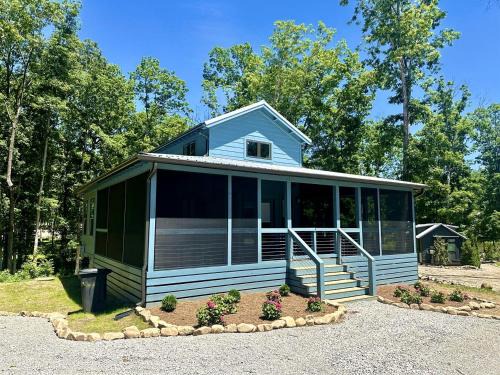Tracy City House | Spectacular Cabin Surrounded by Trees in Tracy City, Tennessee