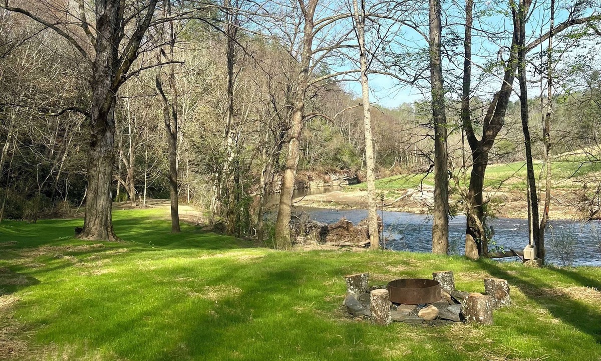 Spruce Pine Cabin | Spirit of the River, Direct River Access, Fire Pit, Fish, Swim, Grill, WiFi!