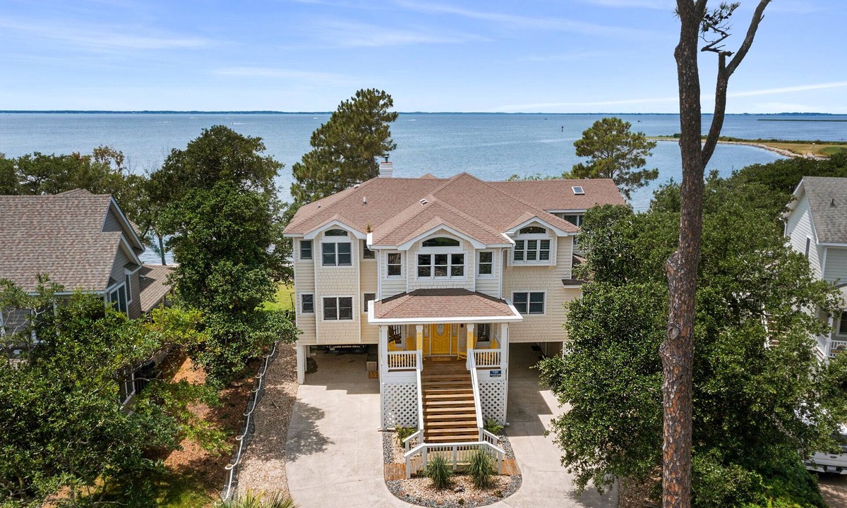 Corolla Light House | Spontaneity: Soundfront, Shared Pool, Hot Tub