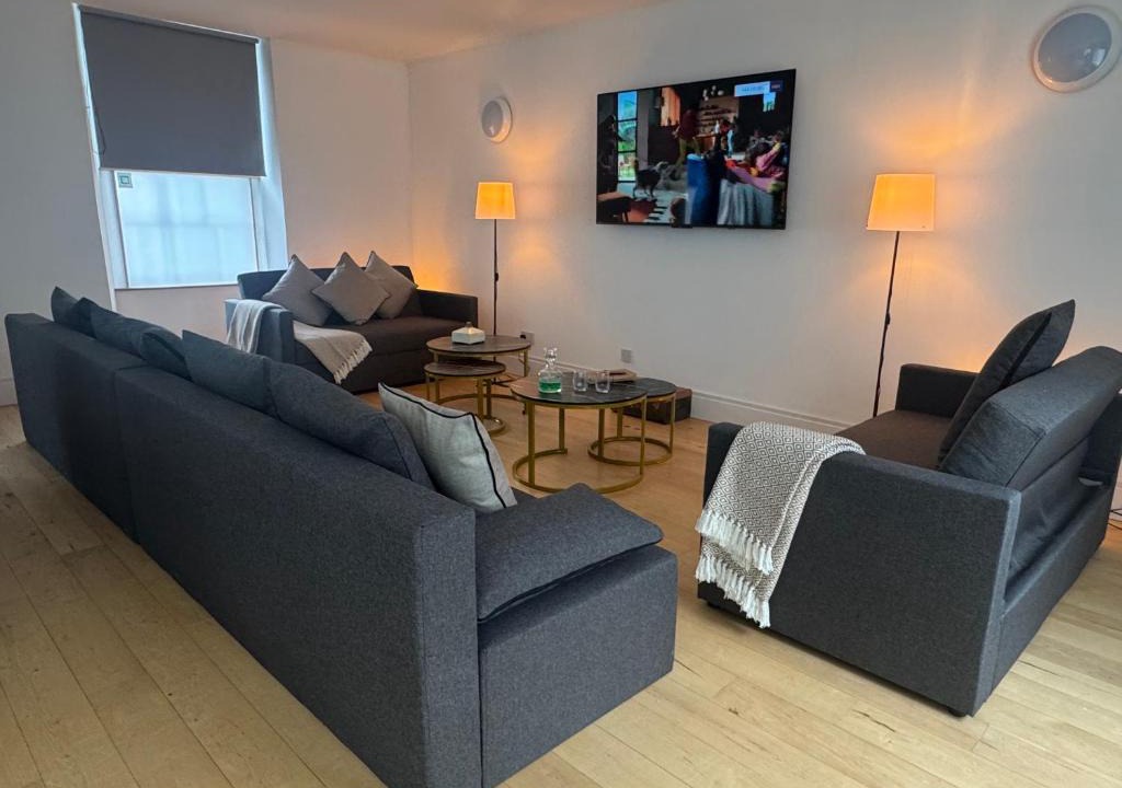 West End Apartment | Squarezzz - Group Accommodation
