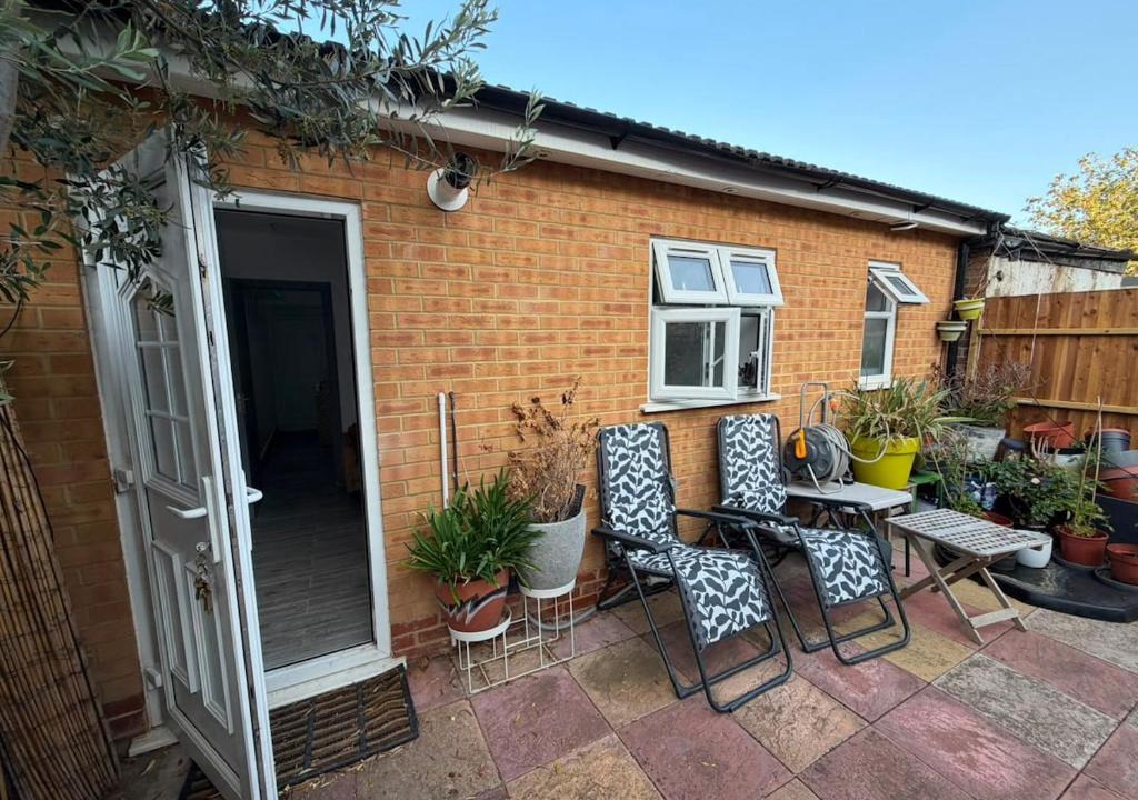 Longbridge Apartment | SRA Large Private one bedroom