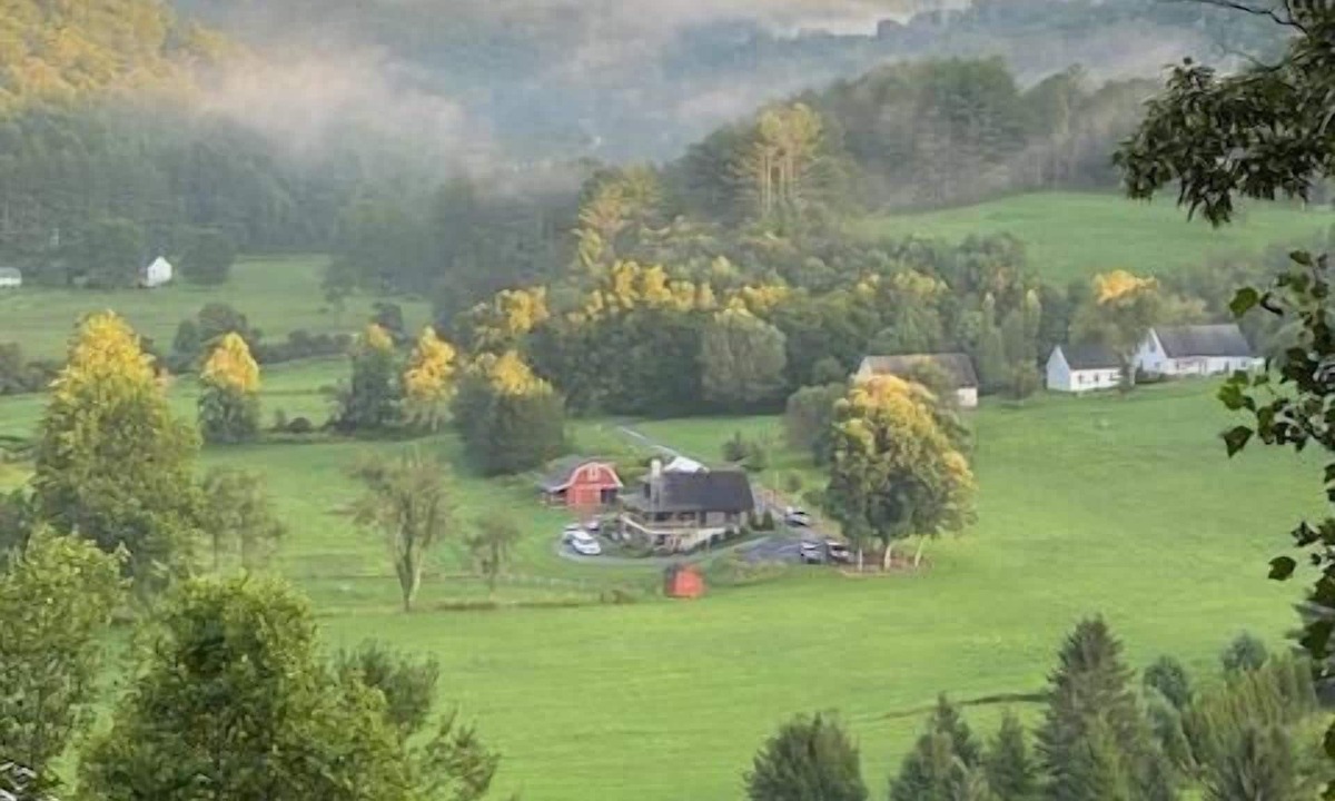 Sugar Grove Cabin | St Johns Ridge - Heart of Valle Crucis - Hot Tub- Firepit - River and Mountain Views