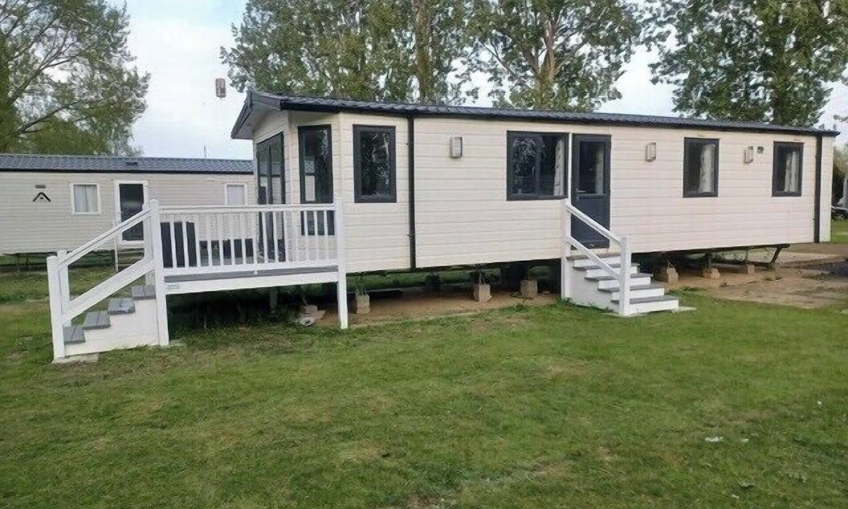 Great Houghton Cabin | Static Caravan 2 Bed Sleeps 6 Overlooking Water