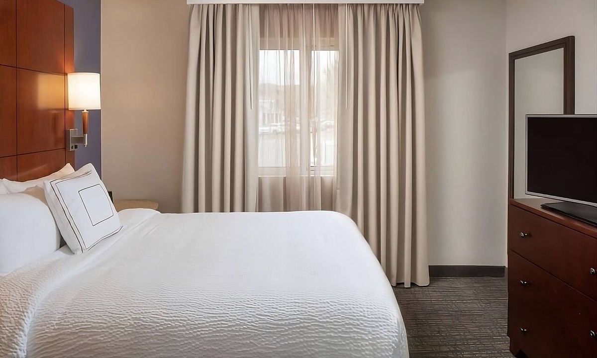 Brentwood Hotel | Stay Close to Downtown Nashville! 2 Suites with Free Breakfast & Pet Friendly
