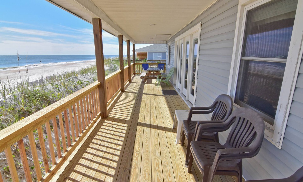 Holly Ridge House | Stay Coastal & Cozy at Dot’s Spot