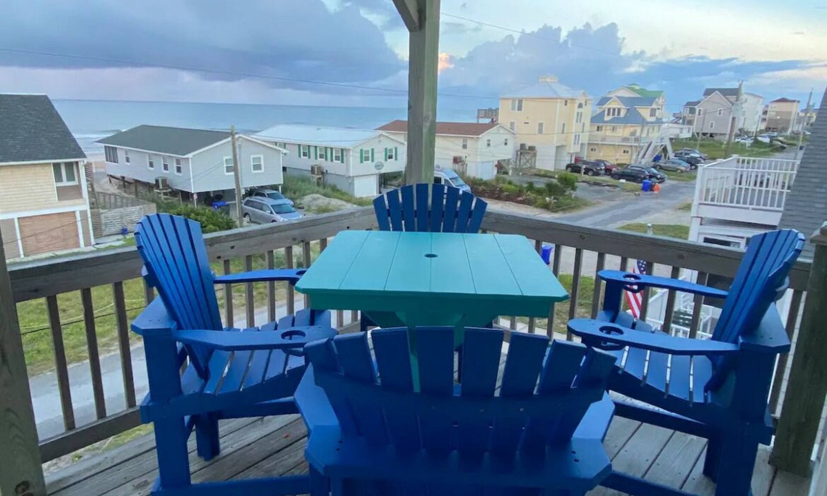 McCutcheon Field House | "Stay Salty" 2nd Row Home w/Easy Beach Access