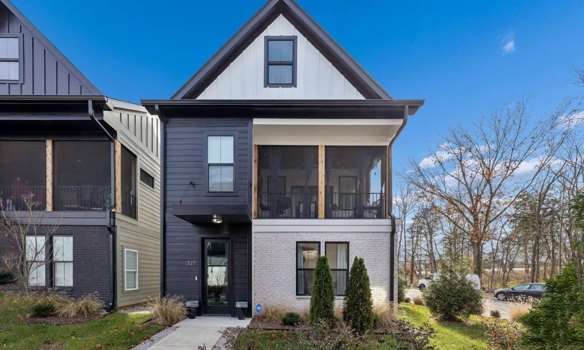 Nashville House | SteelyNash - Stand Alone Townhome waiting for your Longterm Stay