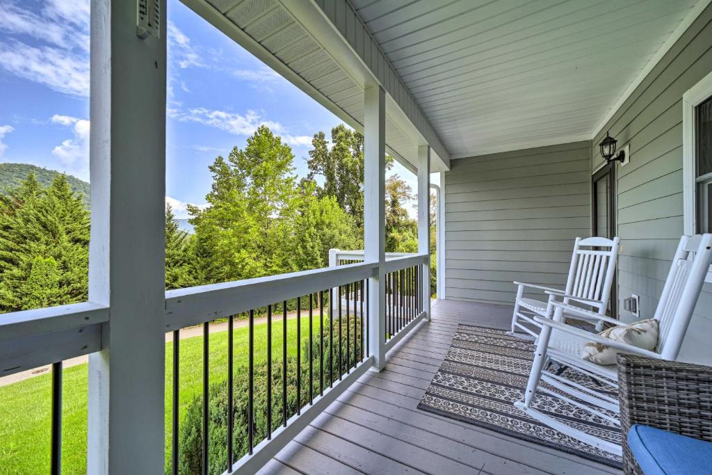 Waynesville House | Striking Waynesville Home with Mtn Views and Deck