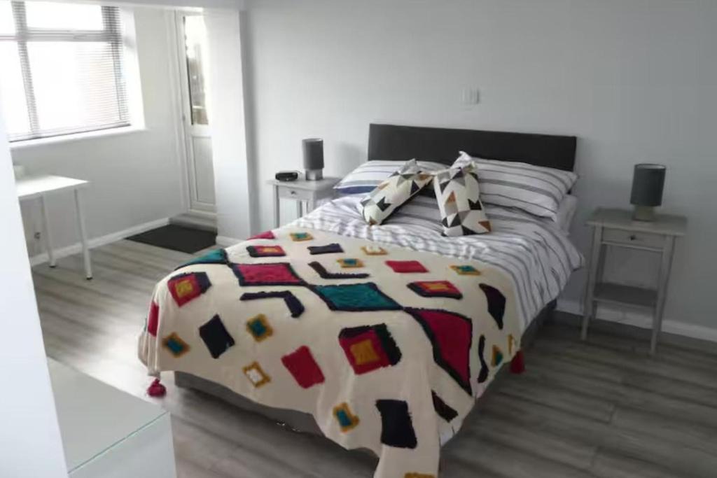 Felpham Apartment | Studio Sleeps 2 - Pets Welcome - Enclosed Garden