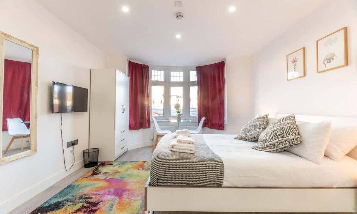 Epsom Condo | Studio with Access to Central London - EV charger