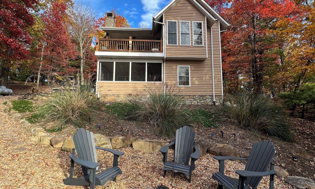 Traphill House | Stunning Mountain Views on Scenic Golf Course in the Yadkin Valley Wine Region.