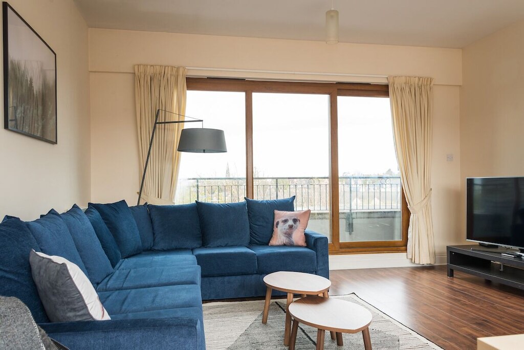 Dalry Apartment | Stunning penthouse - Sleeps 10 - Free parking!