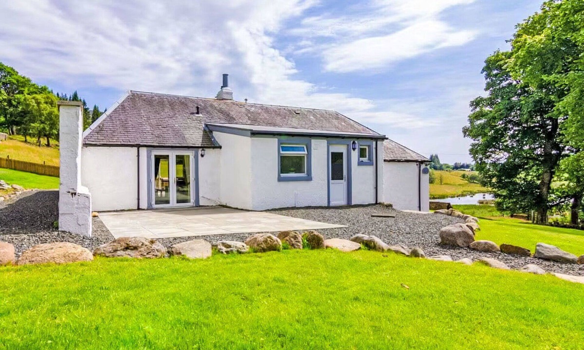 Blairgowrie House | Stunning private villa for 6 people with hot tub, WIFI, TV and panoramic view