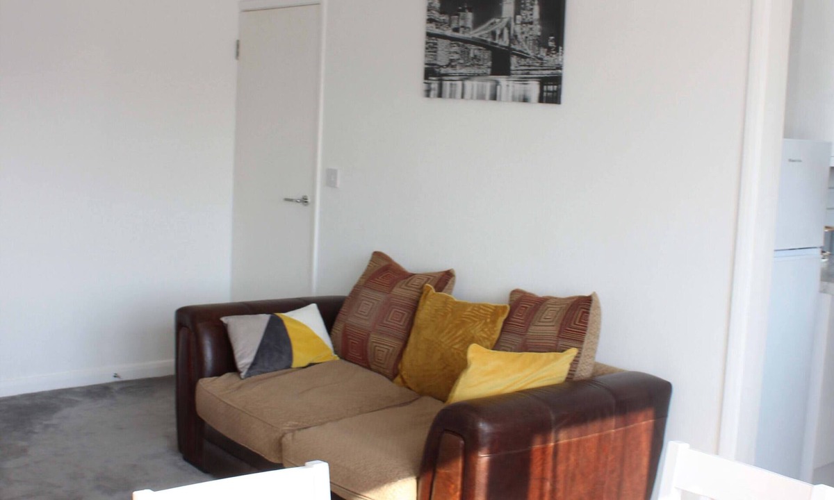 Harlington Apartment | Stunning Spacious Contemporary 2 Bedroom Flat near Heathrow Airport