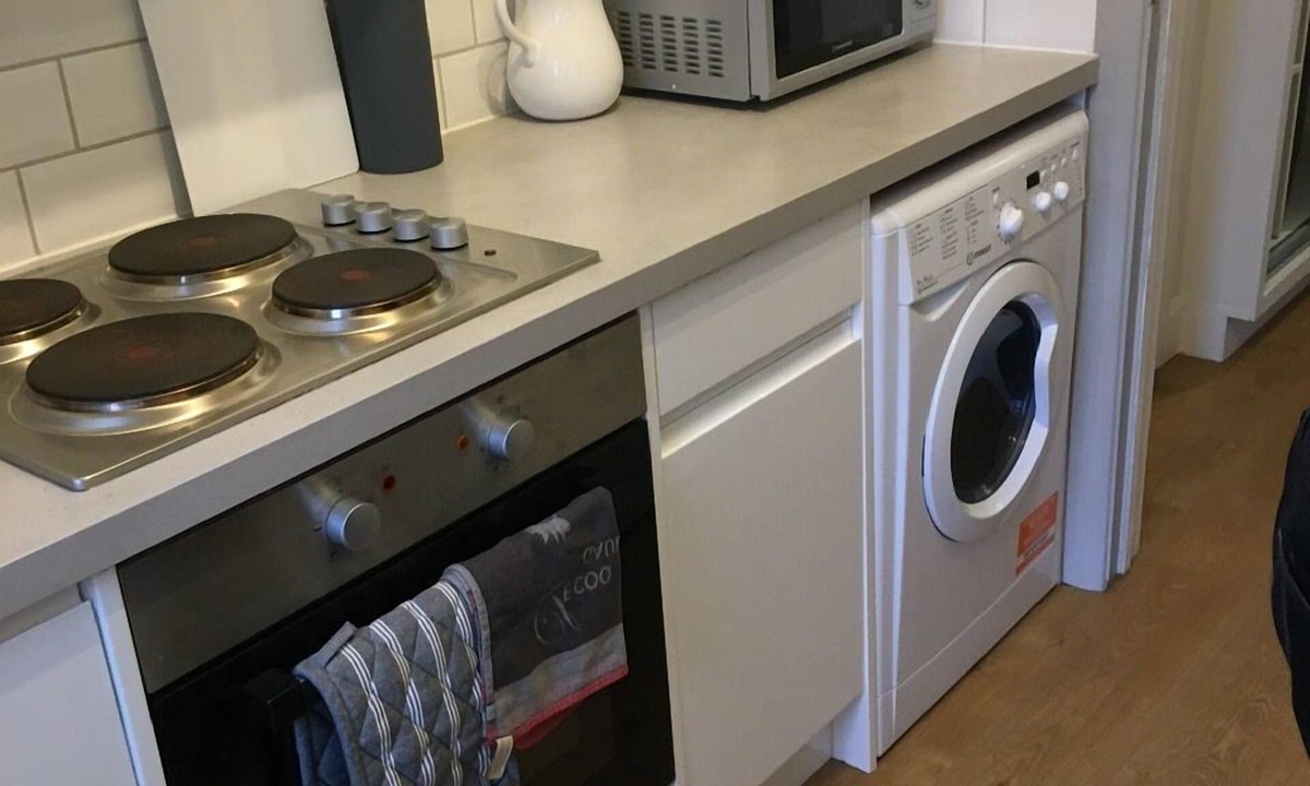 East Molesey House | Stunning studio apartment