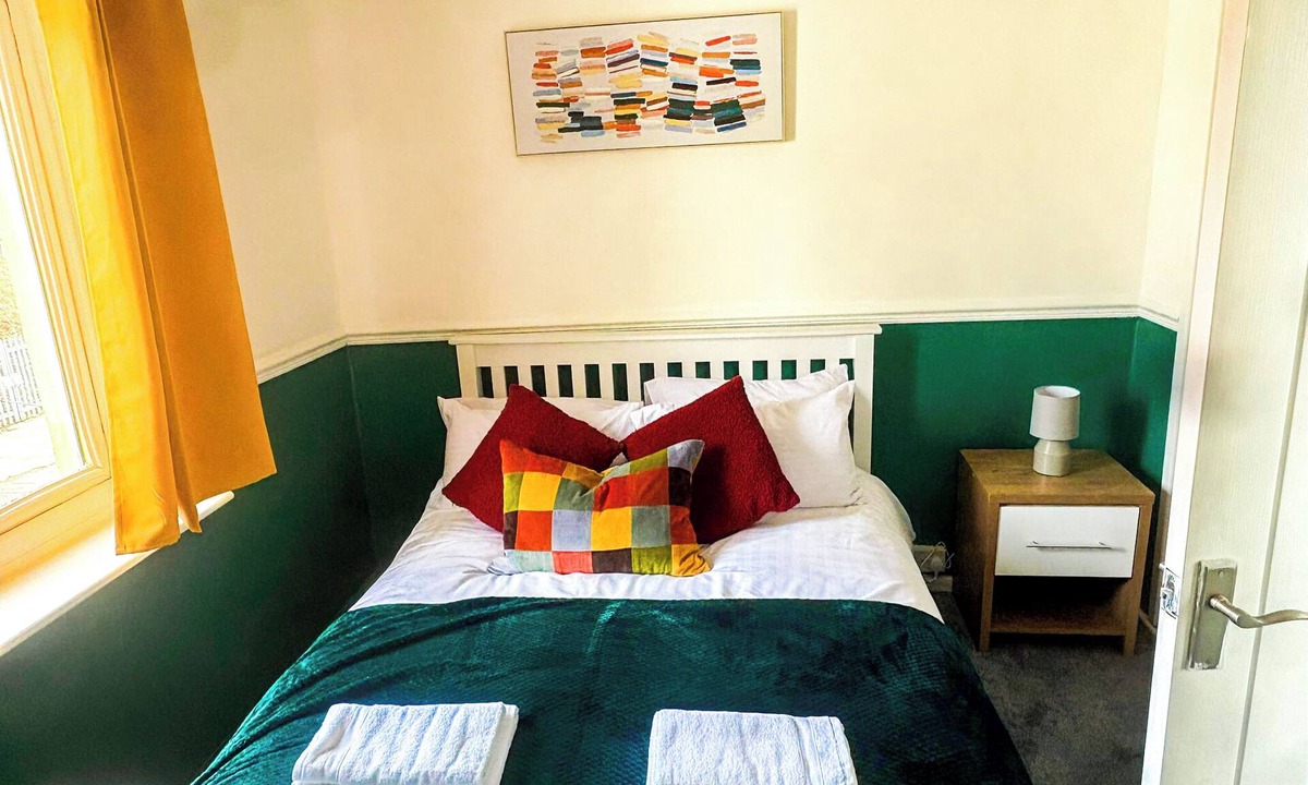 Wolverhampton Apartment | Stylish Apartment Close to ASDA & Molineux + Parking