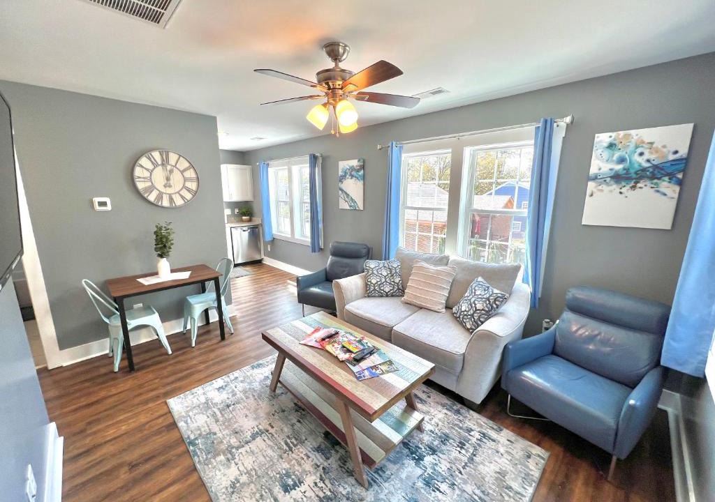 Wilmington House | Stylish Cozy Tree House Pet Friendly!