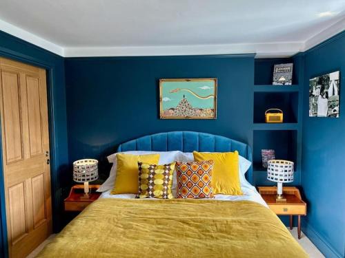 Pilton Apartment | Stylish Retro Hotel Room above Pub