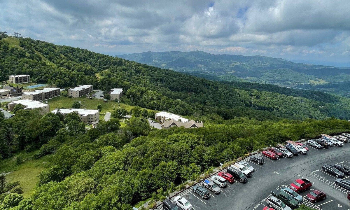 Sugar Mountain Condo | Sugar Top 2805 on 8th floor features slope views. Rented by Sugar Mtn Lodging