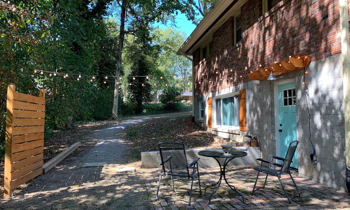 Madison Apartment | "SUITE LINDA" walk-out suite in a park setting