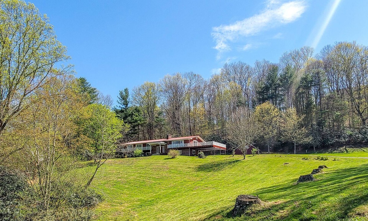 West Jefferson Cabin | Summer Feels Better in the Mountains- 8BR/5.5BA Mtn Views West Jefferson