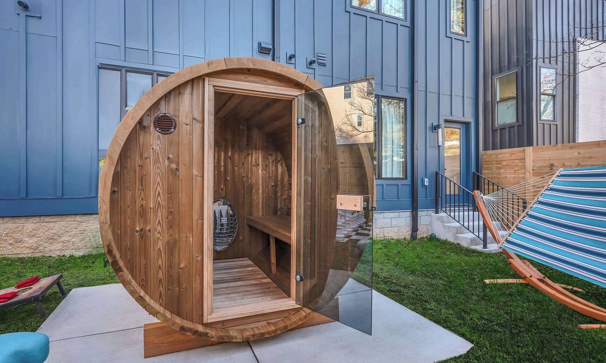 Hurwood Heights House | Summer rooftop hot tub, sauna, game room — near Broadway & Geodis Park