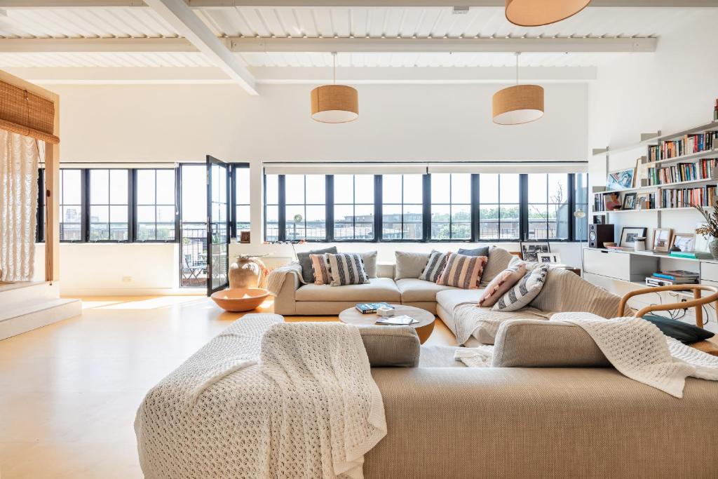 Upper Clapton Apartment | Sun-Splashed Art Deco Loft - Yoga Zone, Hackney