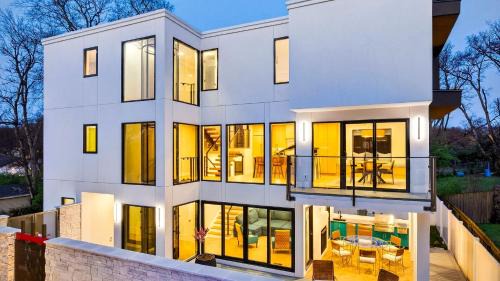 Talbot's Corner House | Sunrise in the City by AvantStay