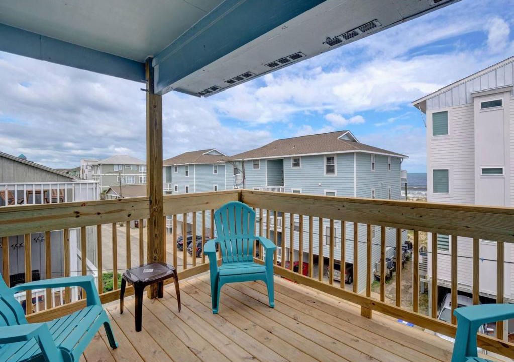 Carolina Beach House | SUNSALTSAND Lakefront 2BR Condo Sleeps 6 Beachview