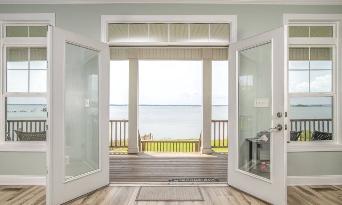 Bay Retreat | Straits