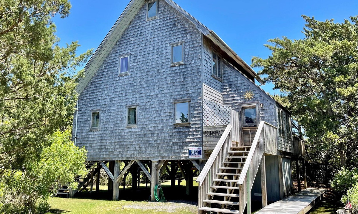 Ocracoke House | Sunspace: Quiet location, screened porch, deck, treetop sunsets