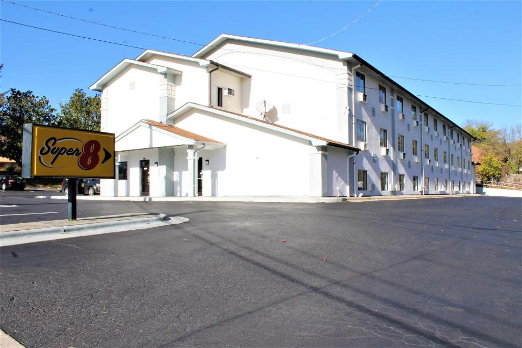 Greensboro Hotel | Super 8 by Wyndham Greensboro/Coliseum/Conv.