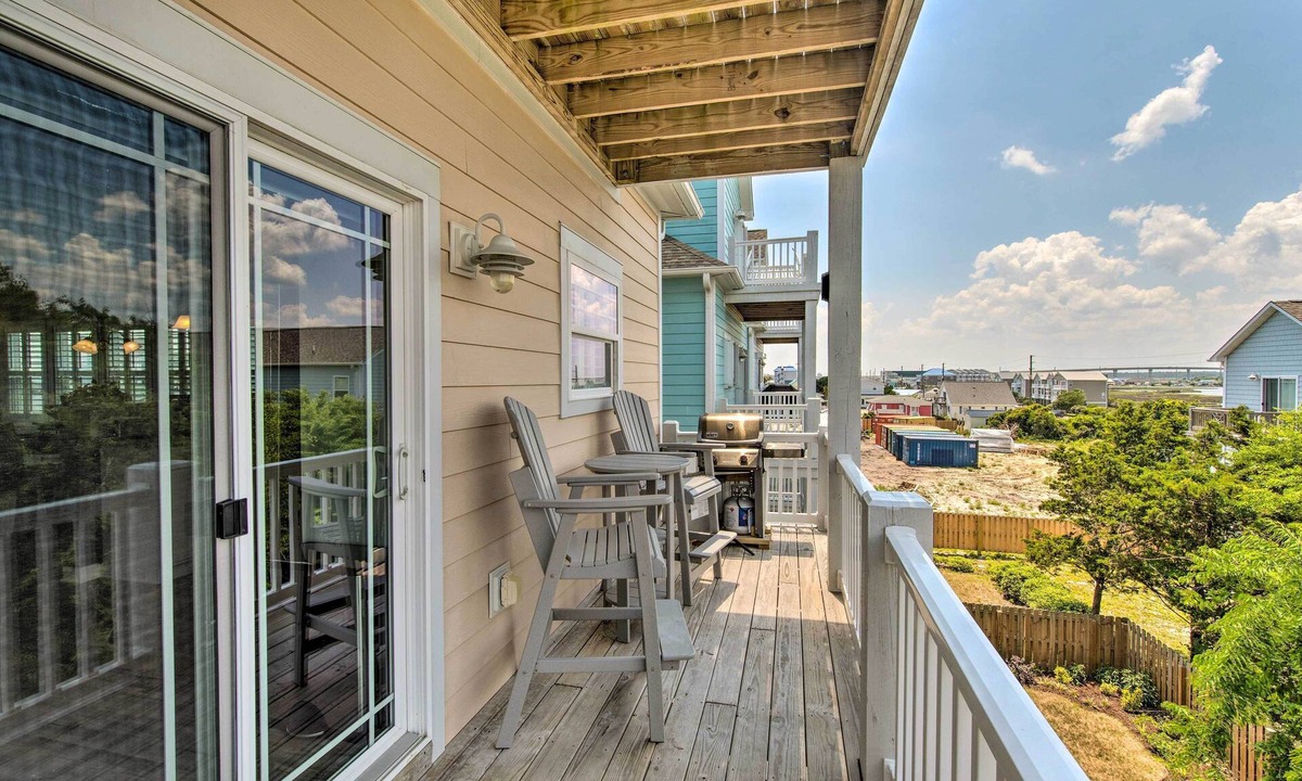 Surf City Cottage | Surf City Escape w/6 Decks: Steps To Beach
