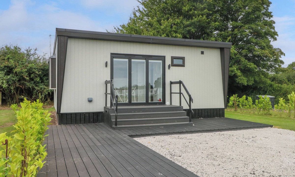 Sutton Weaver Cottage | SUTTON FIELDS CHALET, pet friendly, with a garden in Frodsham