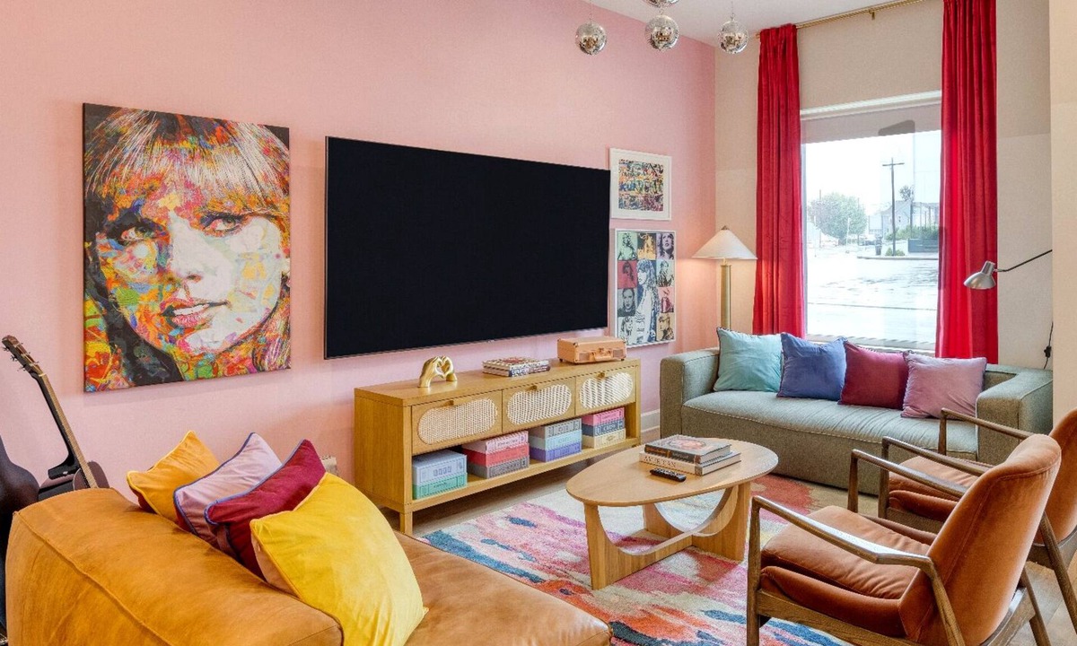 Buena Vista House | Swiftie-Inspired Nashville Stay Balcony + Broadway | Lavender Haze Hideaway